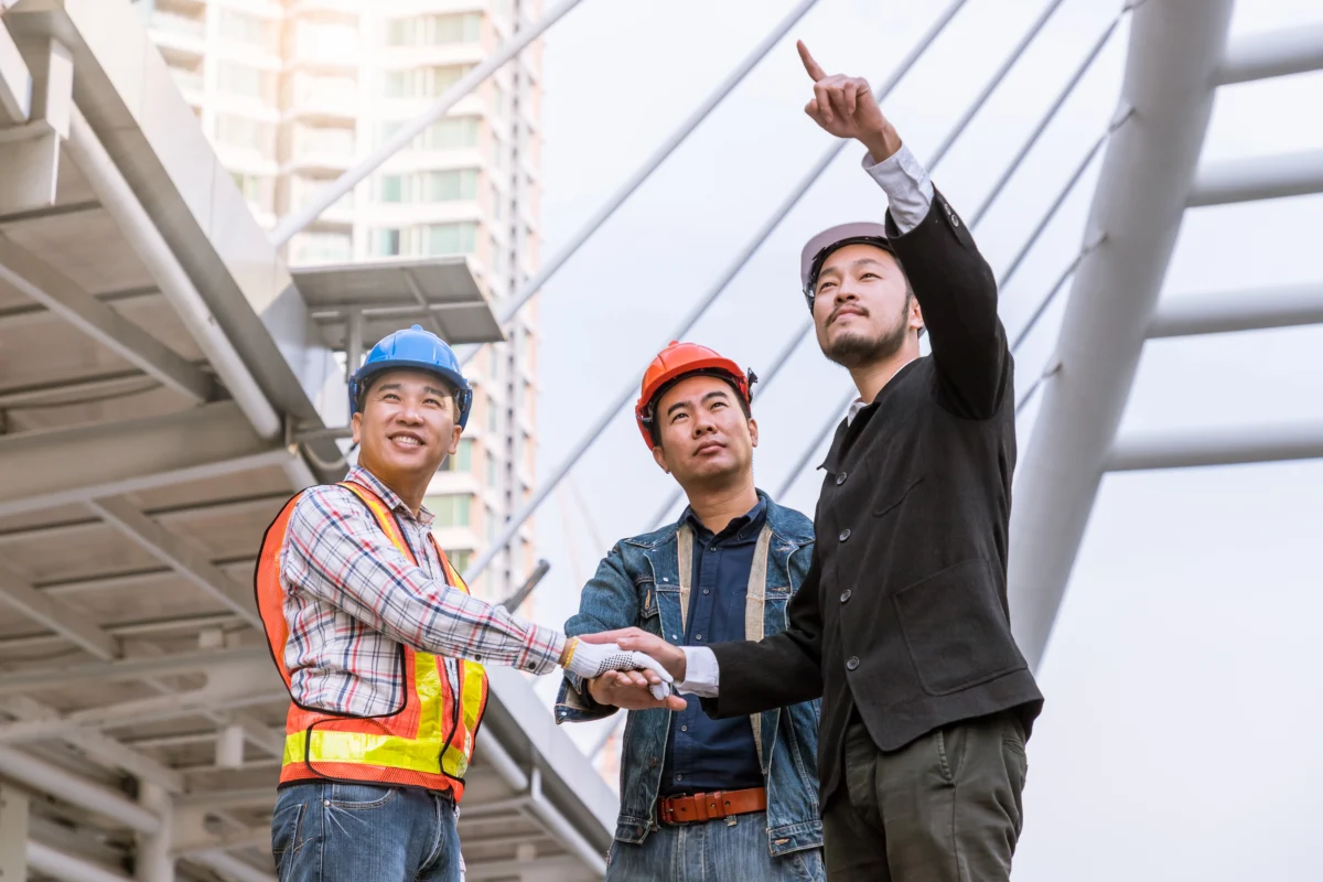 insinyur dan manager jepang bersalaman